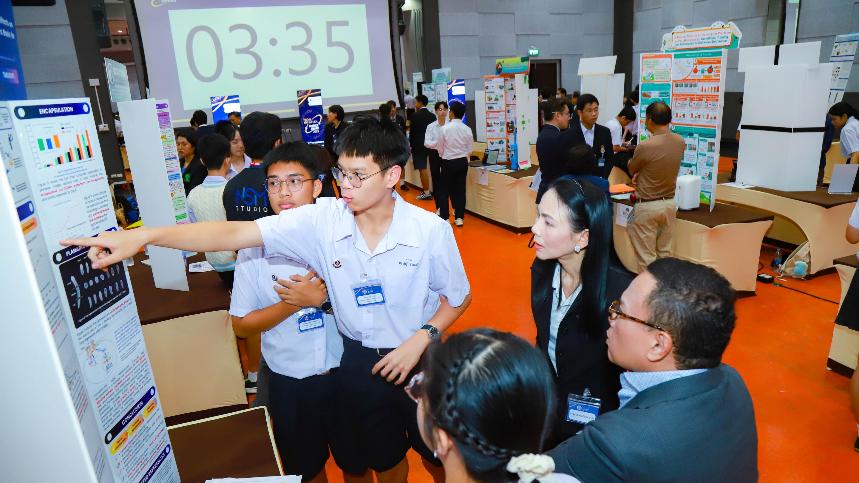 Mahidol Wittayanusorn School students presenting to the judges