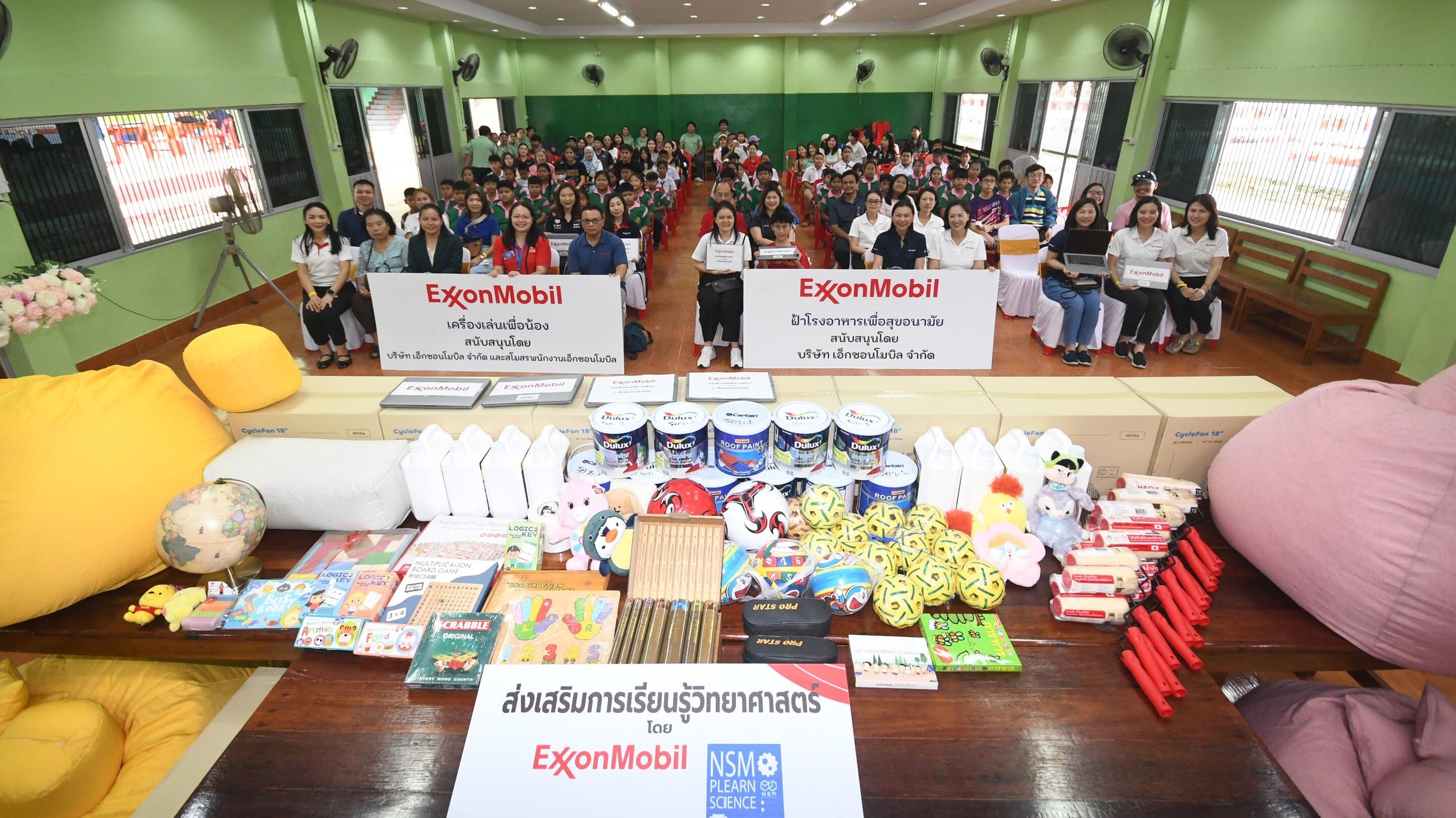 ExxonMobil Club, including employees and their families, with students of Chumchon Wat Hatthasan Kaset School