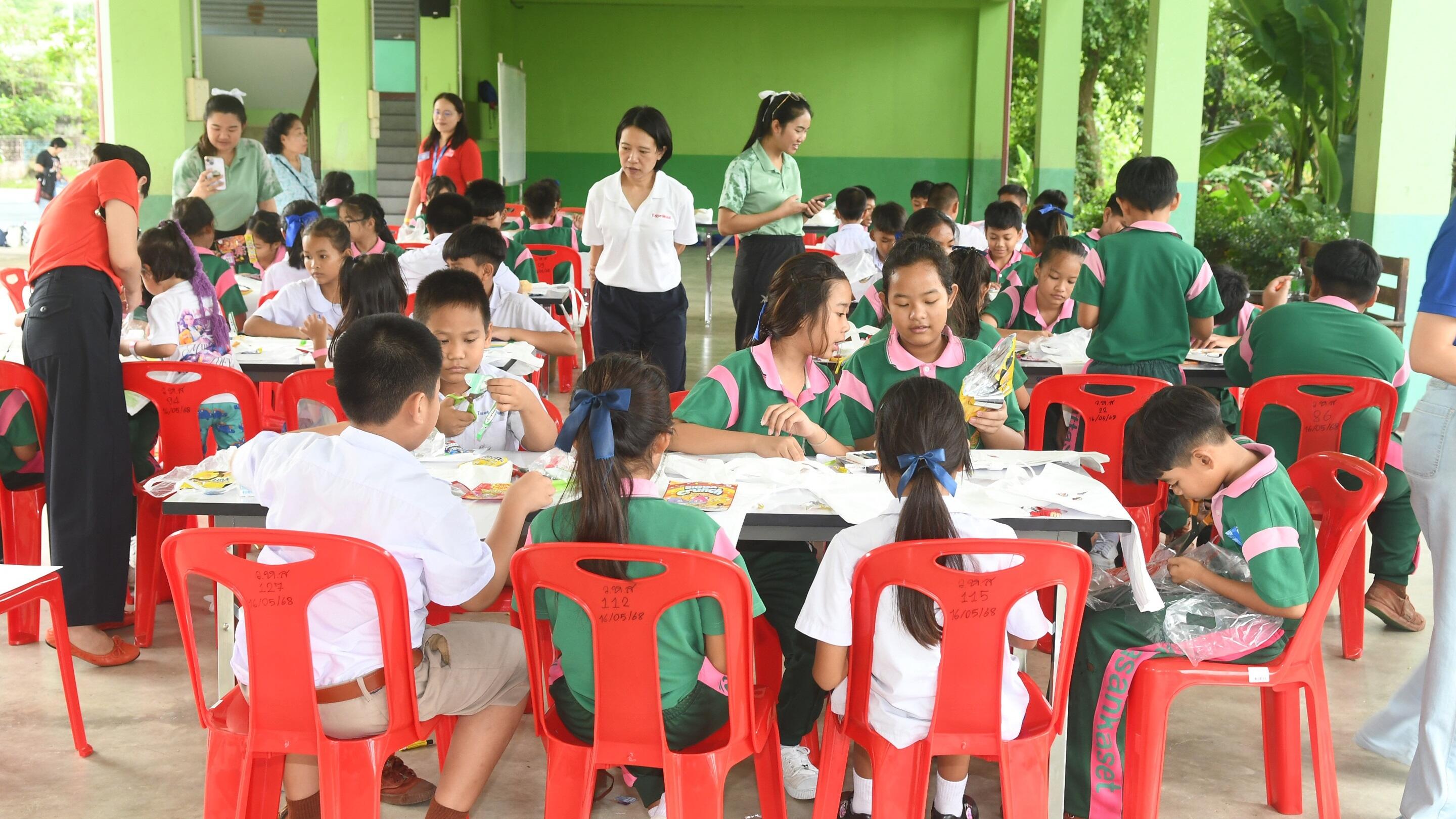 The Thailand Sustainability Community (TSC) guided students in decorating bags from recycled plastic.