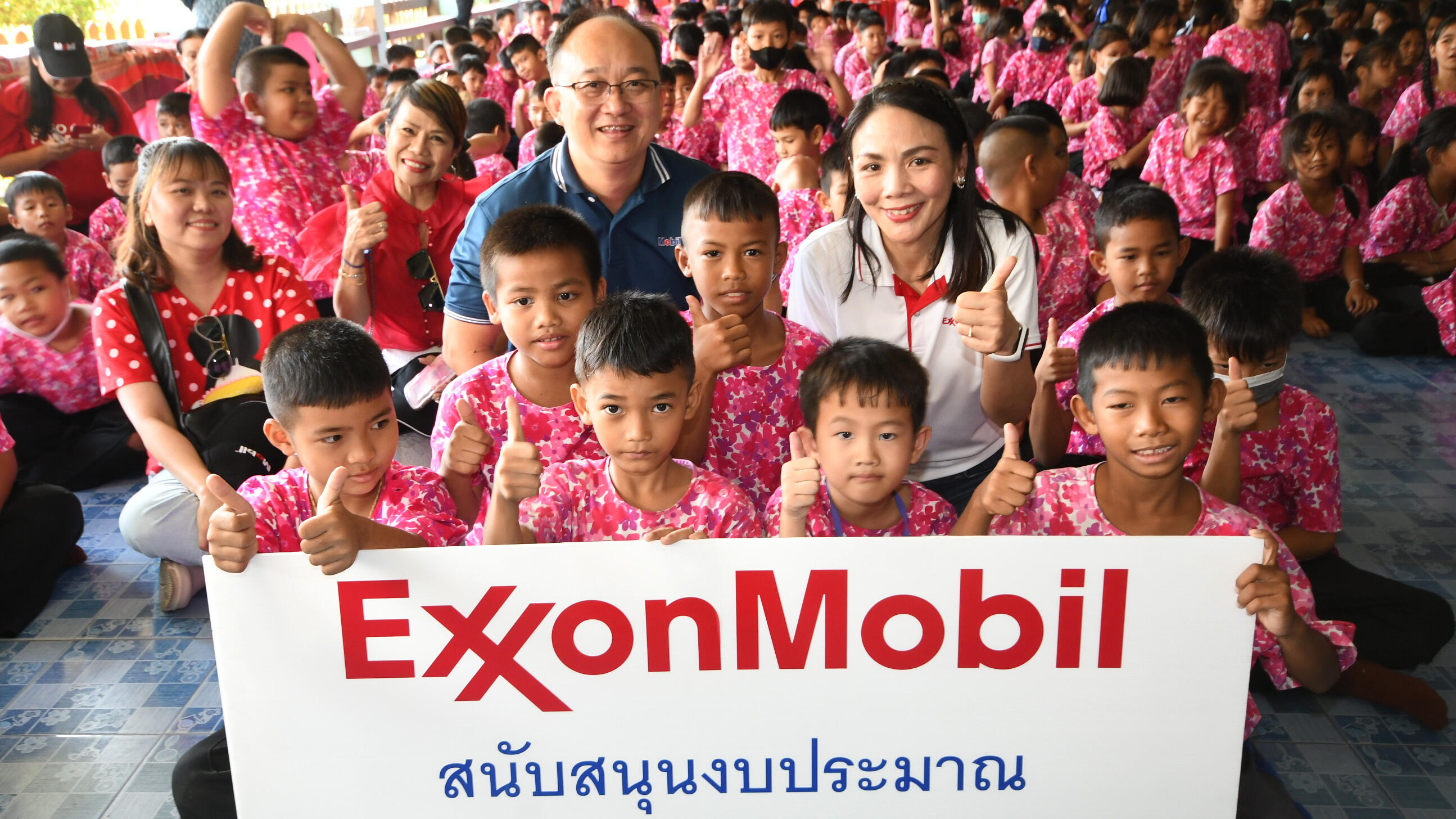 Wat Noen Kraprok School children with ExxonMobil employees