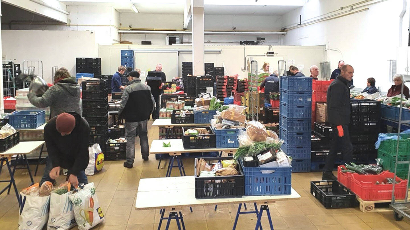 ExxonMobil Netherlands employees volunteer at local food bank