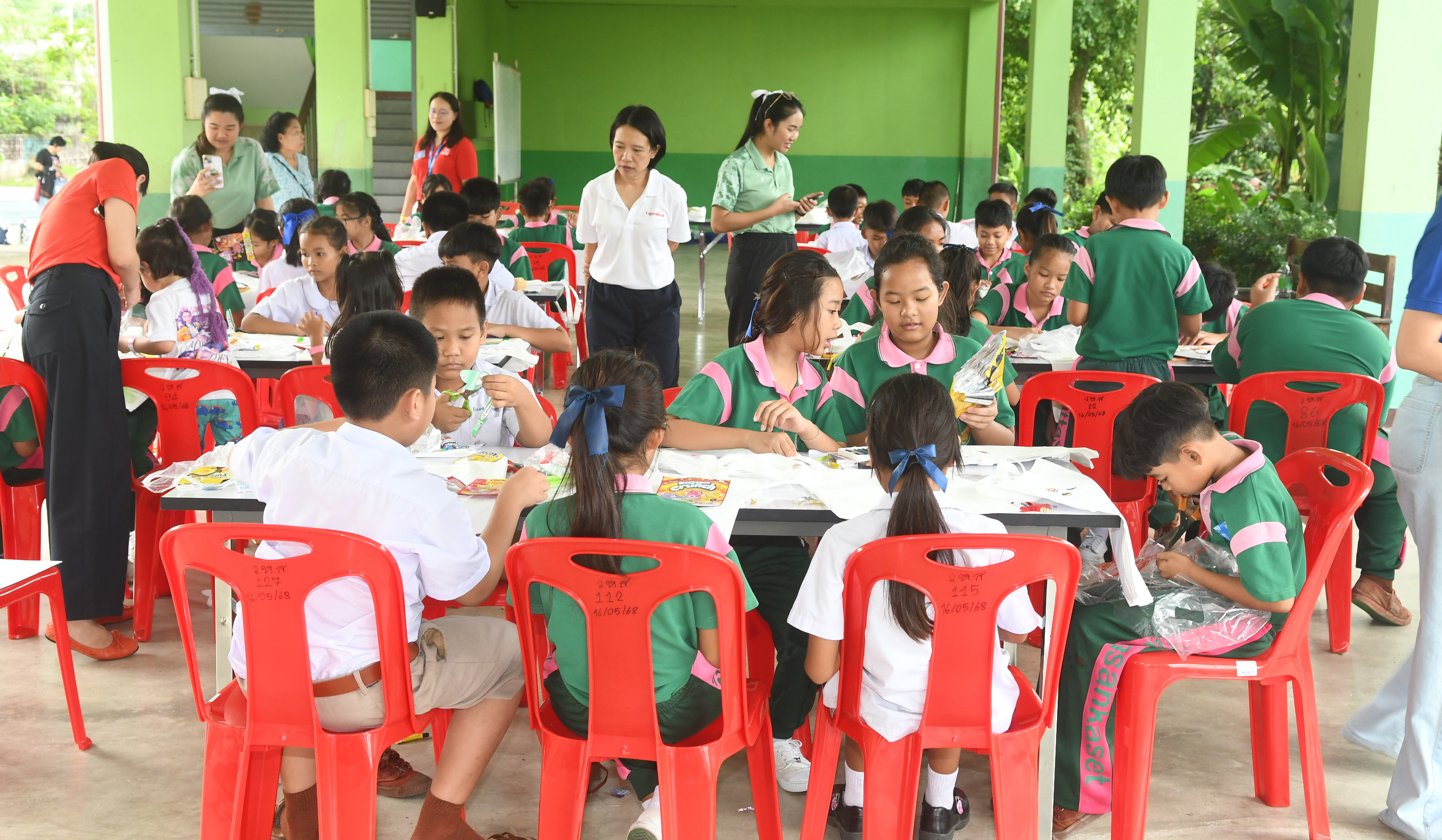 The Thailand Sustainability Community (TSC) guided students in decorating bags from recycled plastic.