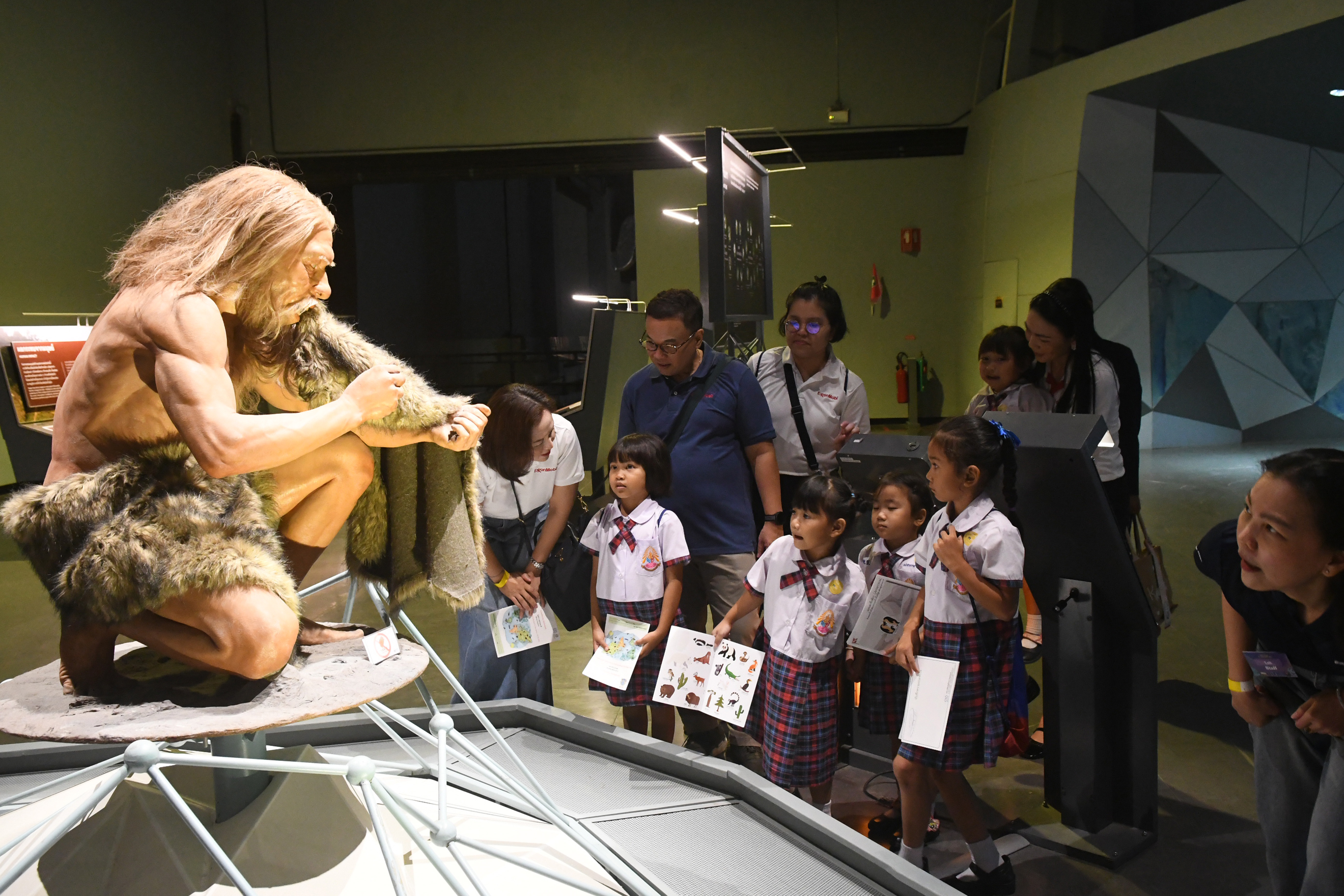 Employees took the students on a walk rally activity to explore the Rama IX Museum.